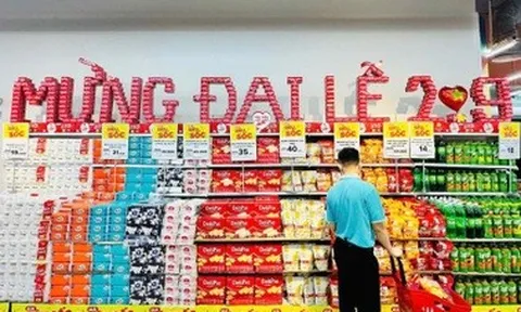 Nghỉ lễ 2/9, đại gia bán lẻ rộn rịp bung hàng, mở cửa tới khuya đón khách