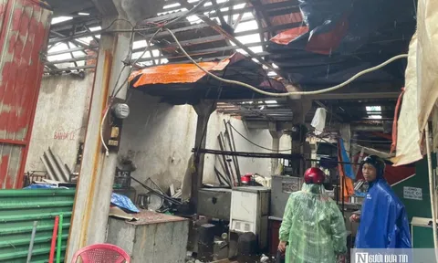 Chợ dân sinh đổ nát, tan hoang sau khi bão Bualoi đổ bộ