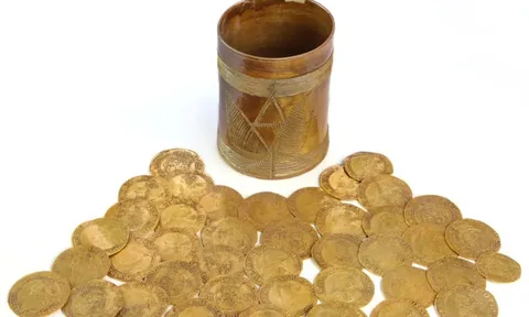 Cải tạo bếp, hai vợ chồng phát hiện kho báu đầy vàng dưới sàn nhà, giá trị ước tính 9 tỷ đồng