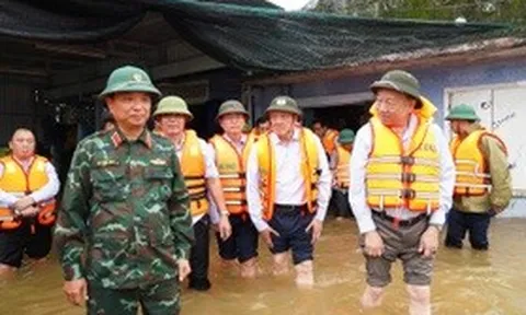 Tổng Bí thư Tô Lâm thăm, tặng quà người dân vùng lũ tại thành phố Huế