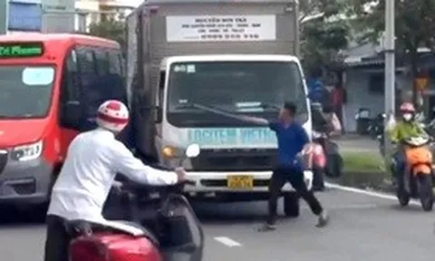 Tài xế ô tô tải chặn đầu, dùng hung khí đe dọa lái xe buýt
