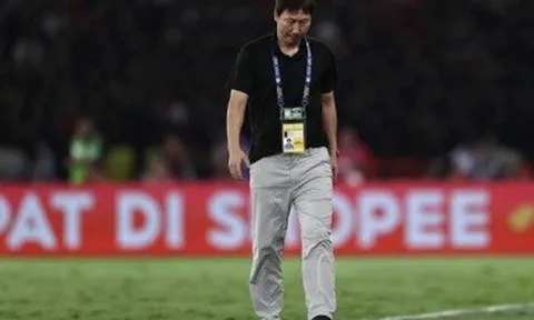 Báo Hàn Quốc nói về khoảnh khắc HLV Kim Sang Sik không ăn mừng