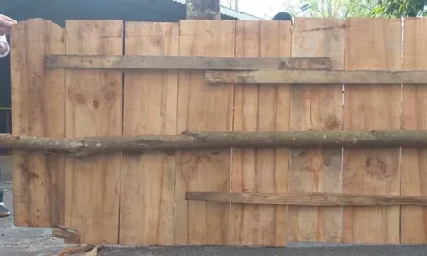 Vụ 2 tên cướp ngân hàng "ôm" 1,8 tỷ đồng: Truy tìm nguồn gốc tấm ván gỗ