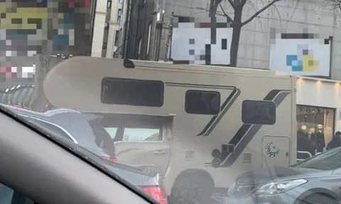 Bức ảnh chụp giữa đường phố Hàn Quốc khiến nhiều người thốt lên: "Thương cho những đứa trẻ!"