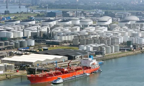 Mỹ siết trừng phạt, Nga ‘cắn răng’ giảm giá dầu cực sâu cho khách ‘ruột’, chỉ còn hơn 20 USD/thùng