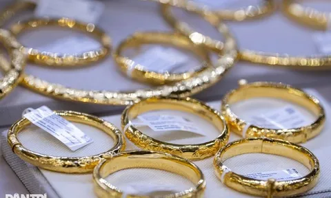 Giá vàng thế giới rơi thẳng đứng, “bốc hơi” hàng trăm USD