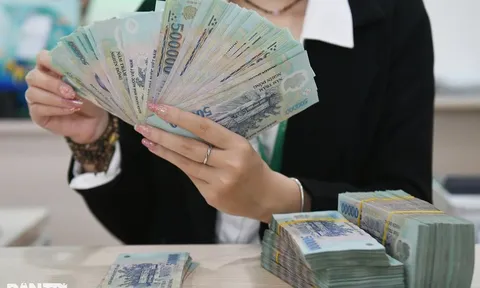 Lãi suất tiết kiệm tăng vọt, 15 ngân hàng điều chỉnh trong một tháng