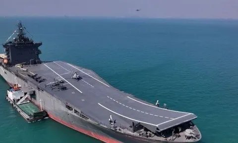 Iran tung tàu sân bay ra eo biển Hormuz, chuẩn bị đòn "chắc chắn đánh trúng"