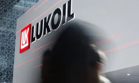 Dầu khí Nga lùi bước trước đòn trừng phạt: Lukoil bán tài sản toàn cầu cho nhà đầu tư Mỹ