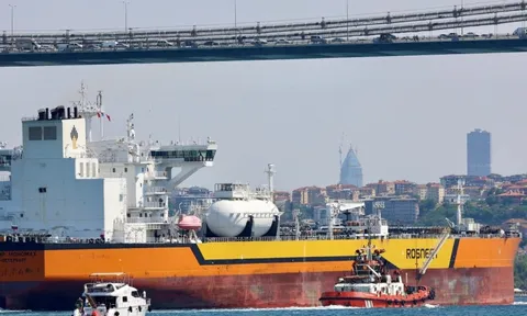 EU định bỏ giá trần dầu Nga, chuẩn bị tung 'đòn' rắn hơn nhắm thẳng vào nguồn thu của Moscow