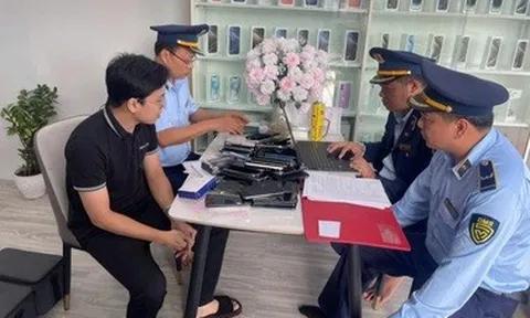 Sát Tết Bính Ngọ, loạt hộ kinh doanh bị phạt vì bán iPhone, hàng lậu