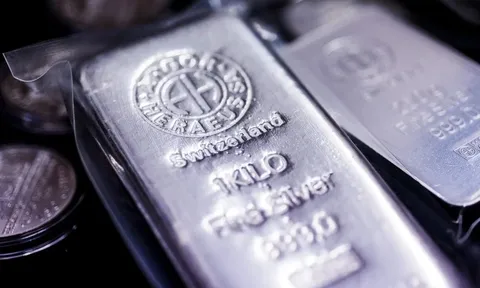 Giá bạc rơi thẳng đứng: Người mua lỗ kỷ lục 19 triệu đồng/kg