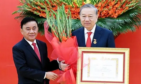 Tổng Bí thư Tô Lâm nhận Huy hiệu 45 năm tuổi Đảng