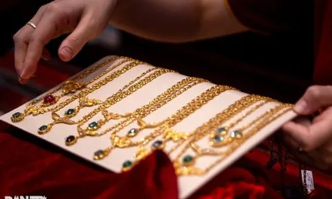 Giá vàng giảm 20 triệu sau vài ngày, chuyên gia nói "không có đỉnh cố định"