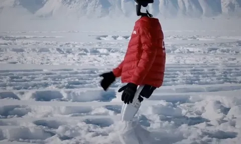 Robot hình người của Trung Quốc lập kỳ tích đi bộ tự hành giữa "chảo băng" -47,4°C tại Tân Cương