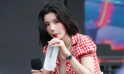 Nữ ca sĩ bị bỏng da độ 2 khi leo núi, khiến fan xót xa