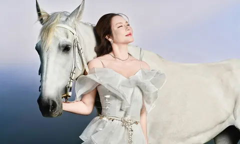 Lý Nhã Kỳ khoe nhan sắc rạng ngời