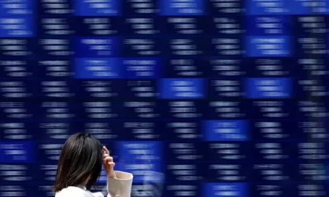 Nhà đầu tư thế giới tháo chạy khỏi tài sản rủi ro, cổ phiếu công nghệ tụt sâu, Bitcoin sắp mất mốc 60.000 USD: Nỗi sợ nào đang hiện hữu?