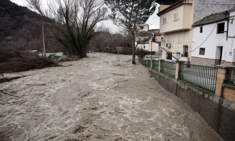 Tây Ban Nha và Bồ Đào Nha căng mình ứng phó mưa bão Leonardo: 1 người chết và 1 bé gái mất tích trong mưa lũ