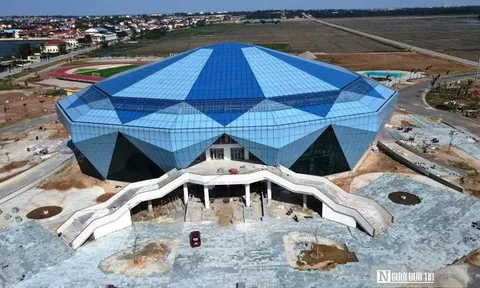 Ngắm nhà thi đấu đa năng hình viên kim cương xanh độc đáo tại Quảng Trị