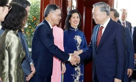 Tổng Bí thư Tô Lâm gặp gỡ cộng đồng người Việt Nam tại Lào