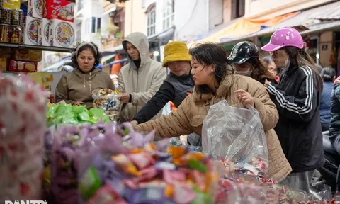 Người dân dè dặt sắm Tết, siêu thị dồn dập giảm giá