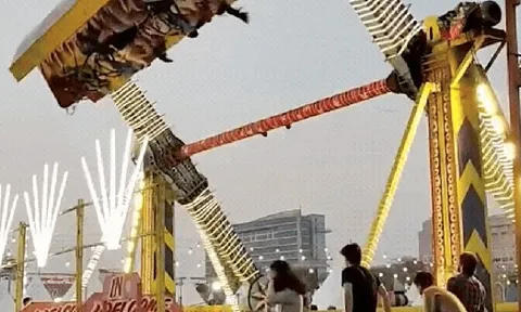 Rùng mình khoảnh khắc đu quay khổng lồ đổ sập, 1 cảnh sát thiệt mạng