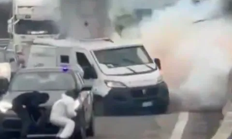 “Dựng rào lửa” phong tỏa quốc lộ rồi nổ súng cướp xe chở tiền ở Ý