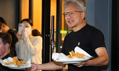 Bữa gà rán tỷ USD của ông Jensen Huang: Bữa ăn bình dân giúp NVIDIA đi đầu trong bão chíp nhớ như thế nào