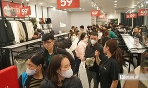 Biển người đổ về các "phố thời trang" tại Hà Nội những ngày cận Tết