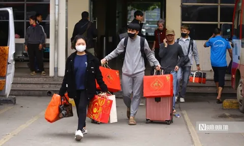 Người dân hối hả rời Hà Nội về quê ăn Tết