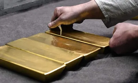 Vứt nhầm 20 thỏi vàng vào thùng rác, người đàn ông tá hỏa báo cảnh sát