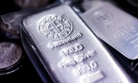 Một ngày giá bạc giảm hơn 6 triệu đồng/kg, dân đổ xô đi mua