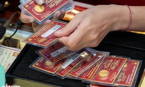 Giá vàng thế giới bất ngờ rơi thẳng đứng, “bốc hơi” hàng trăm USD