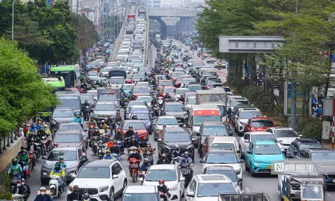 Ngày làm việc cuối trước kỳ nghỉ Tết, cửa ngõ Hà Nội ùn tắc kéo dài
