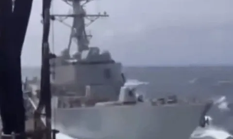 Khoảnh khắc hai chiến hạm Mỹ va chạm trên biển