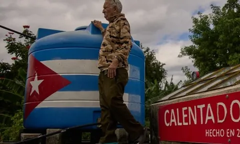 Tàu hải quân Mexico chở hàng trăm tấn hàng viện trợ đến Cuba