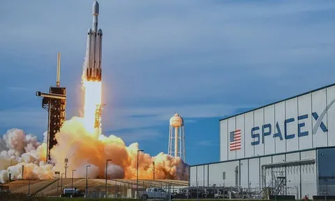 Bầu trời đang rực cháy: Sự thật đen tối về cơn mưa xác vệ tinh Starlink