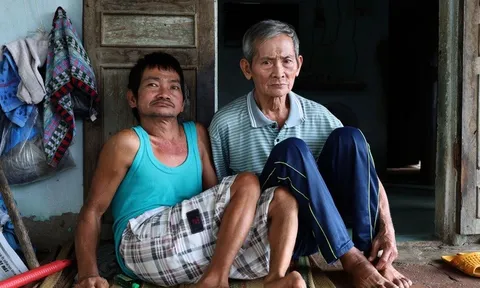 Người cha già và 3 người con tật nguyền đón niềm vui lớn ngày cận Tết