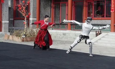 Robot hình người Trung Quốc múa kiếm điêu luyện mừng năm mới, phô diễn kỹ thuật đỉnh cao khiến thế giới kinh ngạc