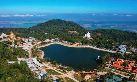 Xuân chạm đỉnh trời Núi Cấm