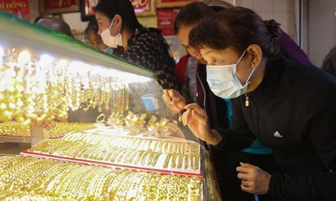 Giá vàng thế giới mất mốc 5.000 USD