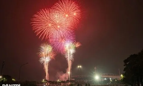 Pháo hoa rực rỡ trên bầu trời, chào năm mới 2026