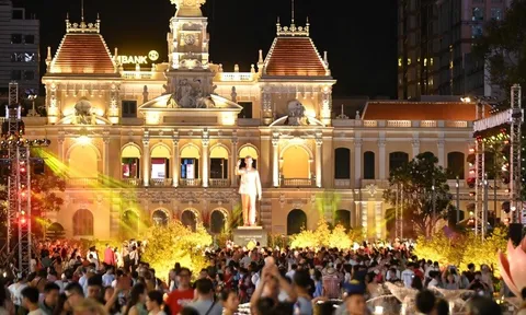 Dòng người ùn ùn đổ về trung tâm Hà Nội và TPHCM chờ xem pháo hoa