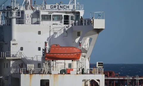 Nhận hàng triệu USD, quốc gia EU 'thả tự do' cho tàu dầu Nga sau khi truy đuổi