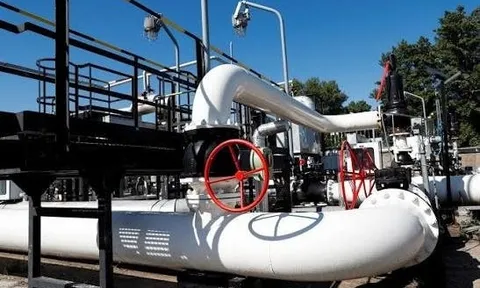 Bị nước láng giềng từ chối hỗ trợ vận chuyển dầu Nga sau khi đường ống qua Ukraine bị đóng băng, 2 quốc gia EU lập tức tìm được 'cứu tinh'