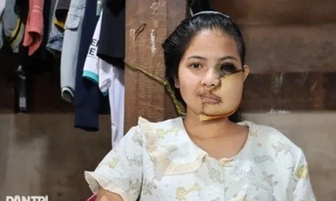 Nữ sinh Êđê đón nhận món quà Tết kỳ diệu từ bạn đọc Dân trí