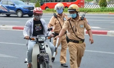 Rất nhiều người đi xe máy mắc lỗi này mỗi ngày mà không biết có thể bị phạt tới 14 triệu đồng