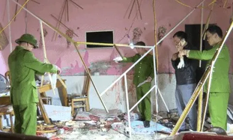 Cảnh sát khám nghiệm hiện trường vụ nổ mìn khiến 10 người bị thương