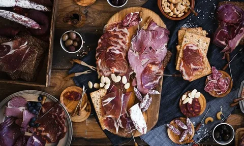 Vì sao người châu Âu thích các món thịt hun khói?